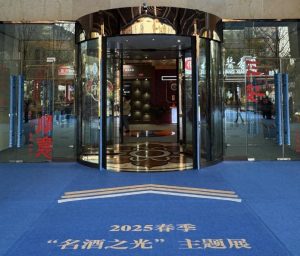 机器人“迎宾”、直播助力！今年成都糖酒会有啥新玩法？记者实探
